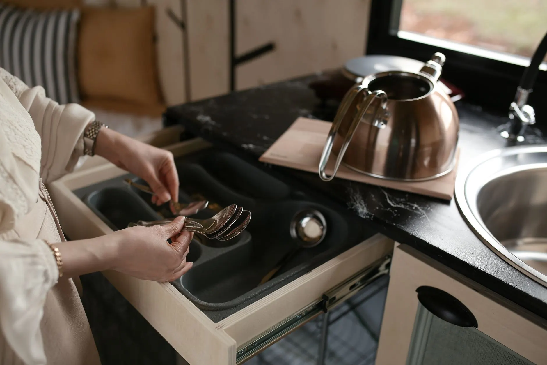血氧仪与额温枪在养老机构中的应用方案及设备选型分析